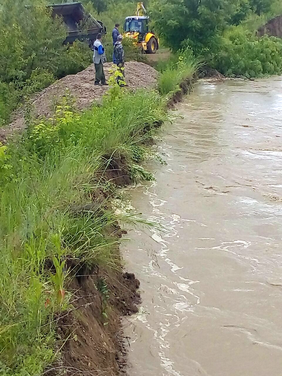 Обильные осадки и рост уровня воды в реке Белой привели к подмыву дамбы в селе Великовечном
