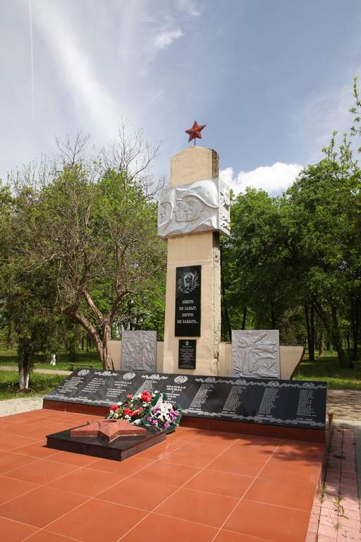 Мы решили проехать по поселениям района: поклониться мемориалам Победы и вспомнить поимённо всех оставшихся на сегодня в почётном строю участников войны