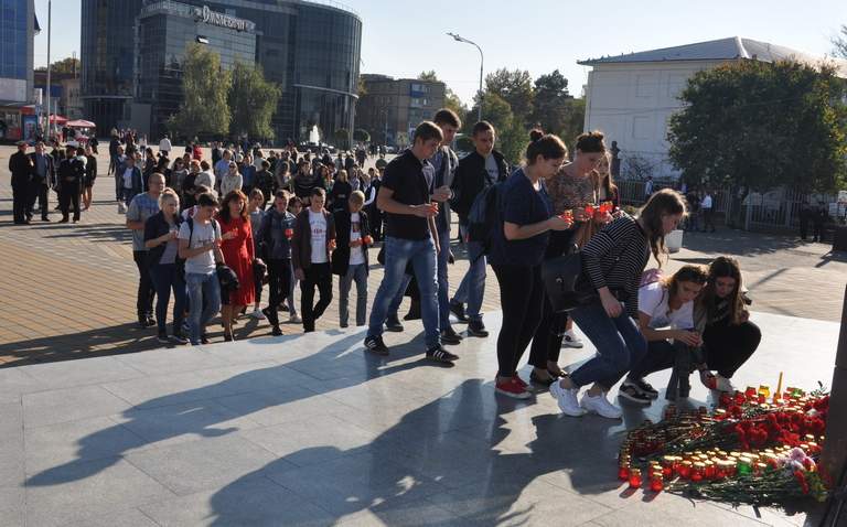 Жители Белореченска почтили память погибших в Керчи