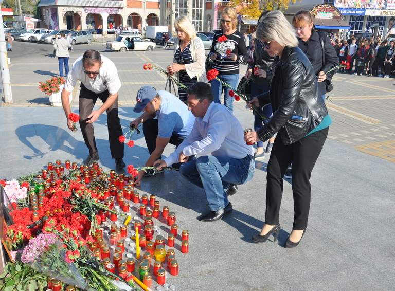Жители Белореченска почтили память погибших в Керчи