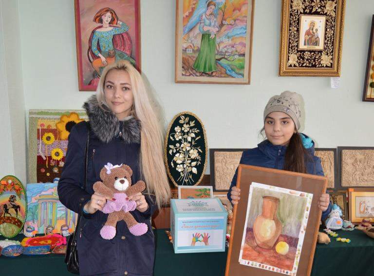 Дети сотрудников белореченского предприятия «Кубань-Ти» приняли участие в благотворительной выставке «Тепло детских рук»