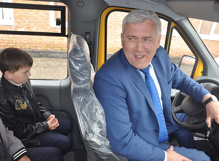 Автобус – микро, а радость – макси! Радость сельских школьников разделил глава Белореченского района