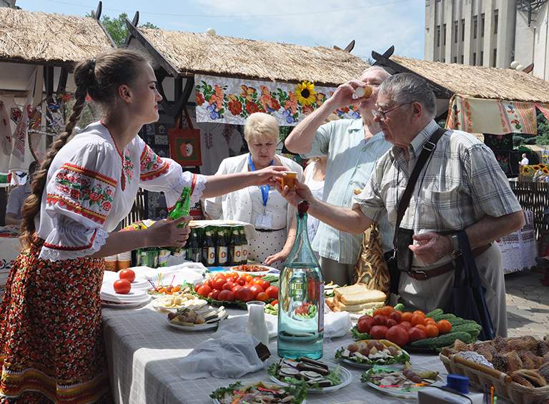 Губернатор проинспектировал качество белореченской продукции и уровень белореченского гостеприимства