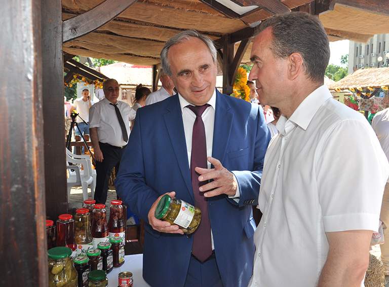 Губернатор проинспектировал качество белореченской продукции и уровень белореченского гостеприимства