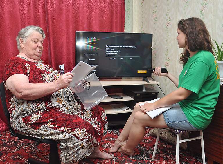 Волонтеры помогают жителям Белореченского района настроить технику на прием «цифры»