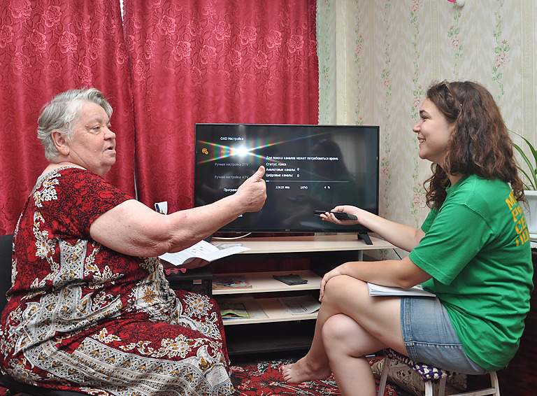 Волонтеры помогают жителям Белореченского района настроить технику на прием «цифры»