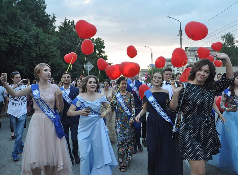 Белореченские выпускники под алыми парусами во взрослую жизнь (фоторепортаж)