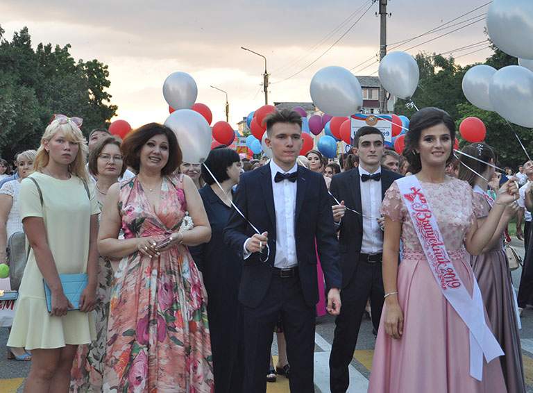 Белореченские выпускники под алыми парусами во взрослую жизнь (фоторепортаж)