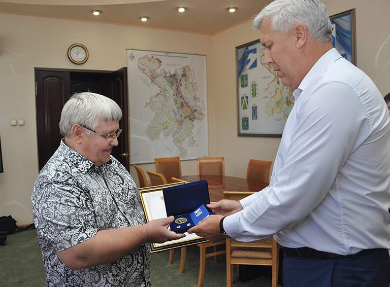 Глава Белореченского района вручил двум семьям медали «За любовь и верность»
