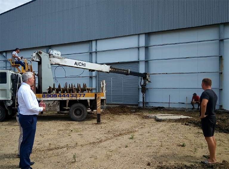 Глава Белореченского района проинспектировал закладку сада и строительство холодильника в хозяйстве ИП Виноградова