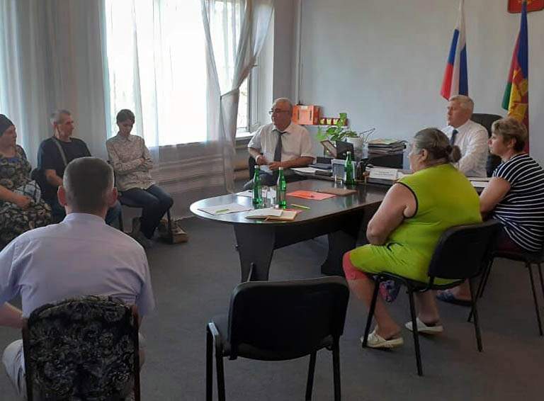 Глава Белореченского района провел прием граждан в Школьненском поселении