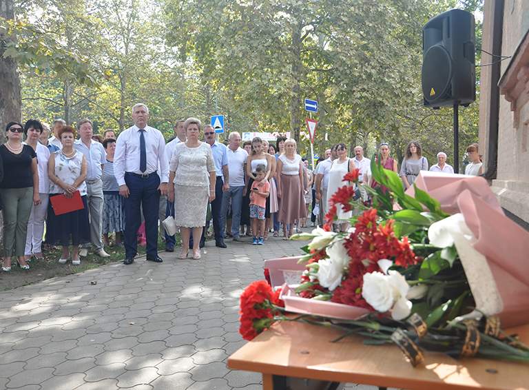 В школе №9 города Белореченска открыли мемориальную доску в честь бывшего директора Казбека Наурузова