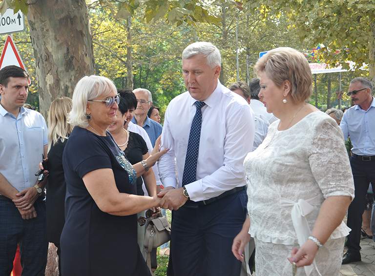 В школе №9 города Белореченска открыли мемориальную доску в честь бывшего директора Казбека Наурузова