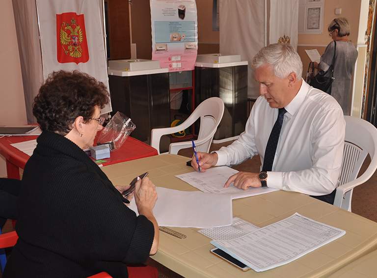 Глава Белореченского района проголосовал на своем избирательном участке