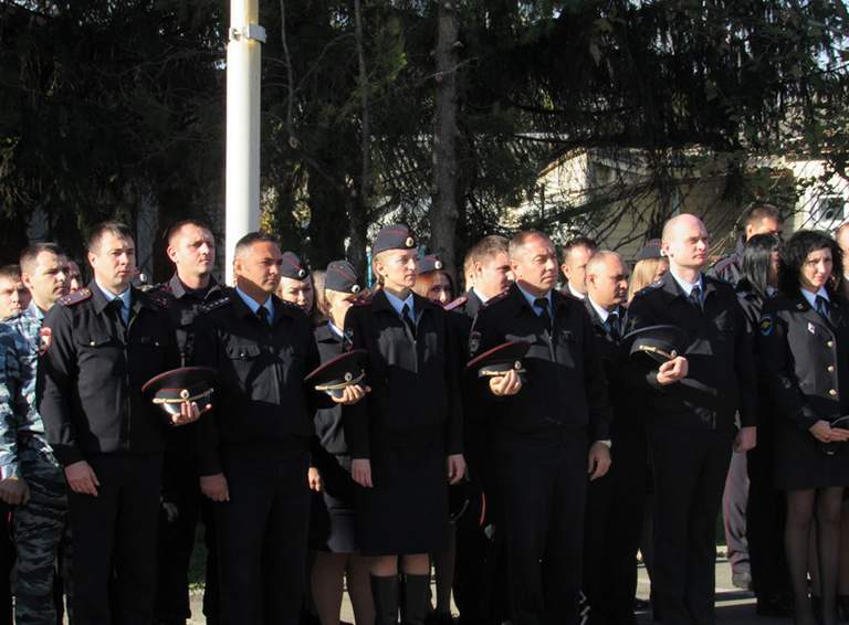 Сотрудники белореченской полиции в День памяти почтили минутой молчания погибших при исполнении коллег