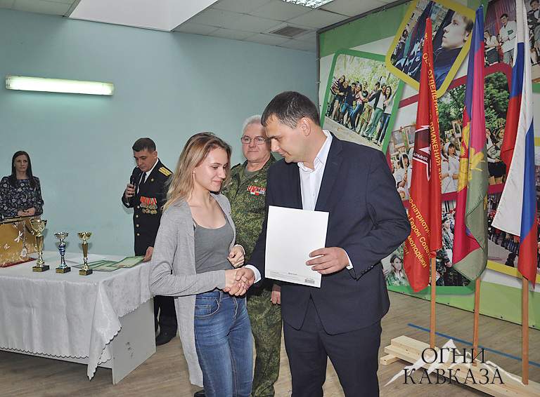 10 белореченских юношей и девушек получили паспорта в День Конституции РФ, 19 стали юнармейцами