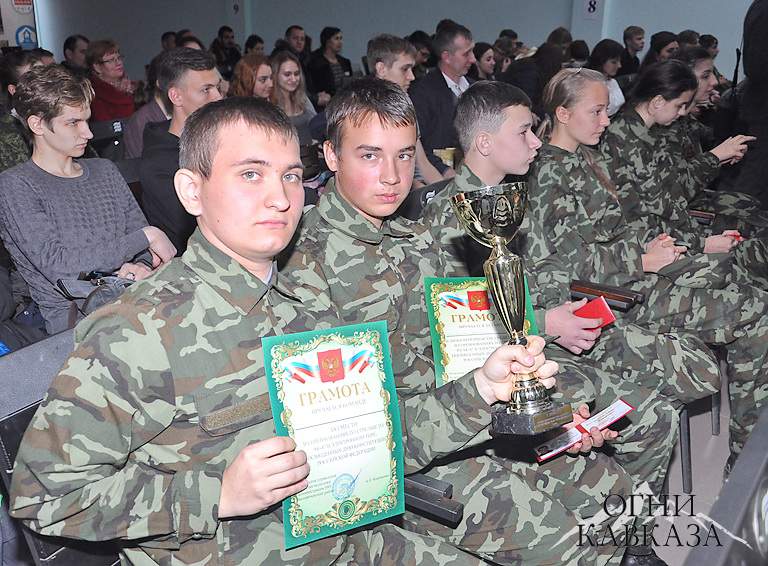 10 белореченских юношей и девушек получили паспорта в День Конституции РФ, 19 стали юнармейцами