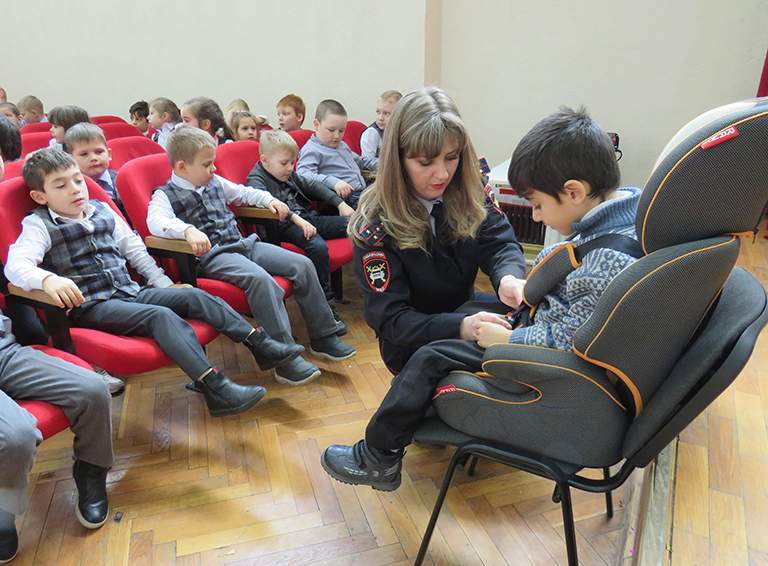 В белореченских школах сотрудники Госавтоинспекции проводят акцию «Автокресло – не роскошь, а необходимость»