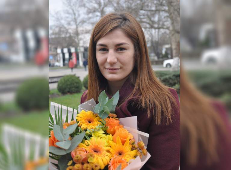 Спортсменку, завоевавшую награду чемпионата Европы по спортивной борьбе и её тренера торжественно встретили в аэропорту Краснодара