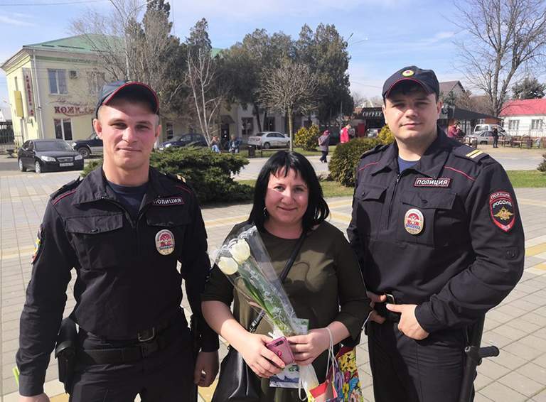 Сотрудники полиции в преддверии Международного женского дня 8 Марта поздравили женщин района с главным праздником весны