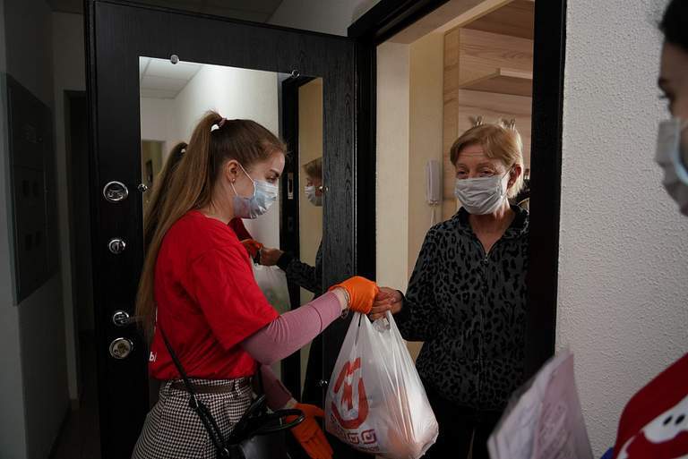 Около тысячи добровольцев регионального волонтерского центра помогают кубанцам