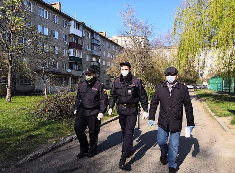 Белореченские полицейские с представителями Общественного совета ведут разъяснительную работу с населением