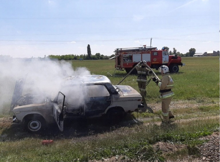 О горящем автомобиле в районе заправки села Великовечного сообщил очевидец