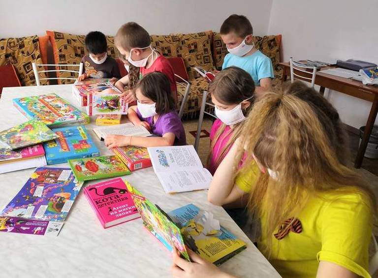 Белореченские полицейские организовали доставку настольных игр, книг и фруктов для детей из социально-реабилитационного центра