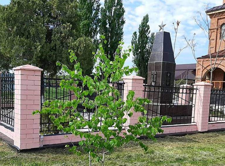 В селе Великовечном подготовили памятники к юбилею Победы