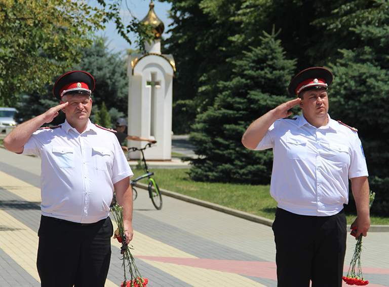 22 июня ровно в 4 часа казаки Рязанского ХКО зажгли свечи у Мемориала памяти в ст. Рязанской