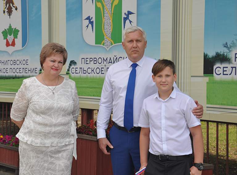 Глава района Александр Шаповалов пришел на праздничное мероприятие с сыном 