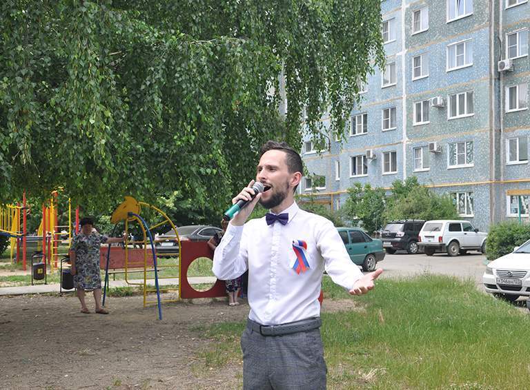 Коллективное исполнение гимна России во дворе "пятисотки" в Белореченске (фоторепортаж)