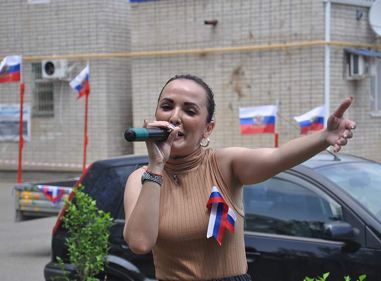 Коллективное исполнение гимна России во дворе "пятисотки" в Белореченске (фоторепортаж)