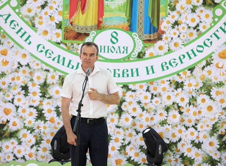 Многодетные семейные пары Кубани получили в День семьи, любви и верности медали «Родительская доблесть» и премии в миллион рублей