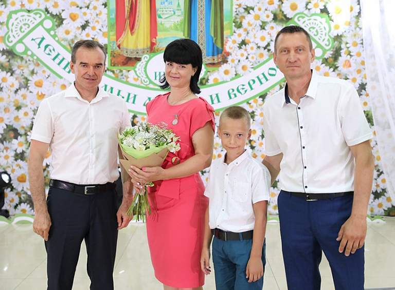 Многодетные семейные пары Кубани получили в День семьи, любви и верности медали «Родительская доблесть» и премии в миллион рублей