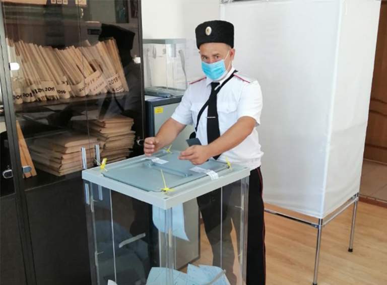 Активное участие в общероссийском голосовании по поправкам в Конституцию принимают белореченские казаки