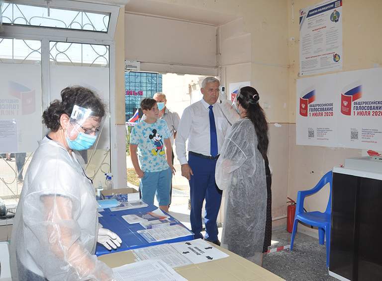 Глава Белореченского района пришел на избирательный участок со своим сыном