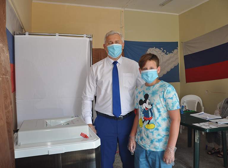 Глава Белореченского района пришел на избирательный участок со своим сыном