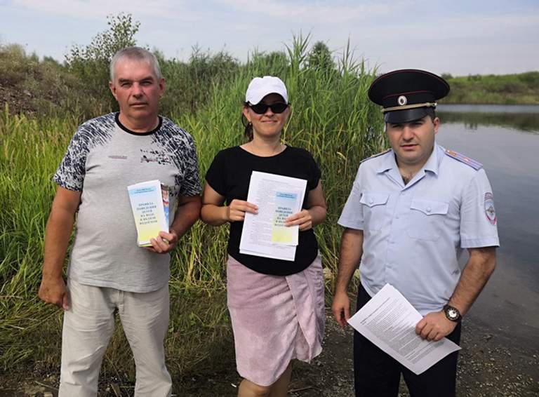 В рамках акции «Каникулы с Общественным советом» полицейские и общественники Белореченского района провели профилактический рейд