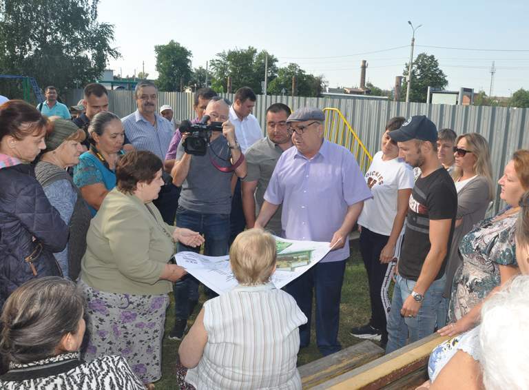 Глава города Белореченска встретился с жильцами дома №4 по улице Интернациональной