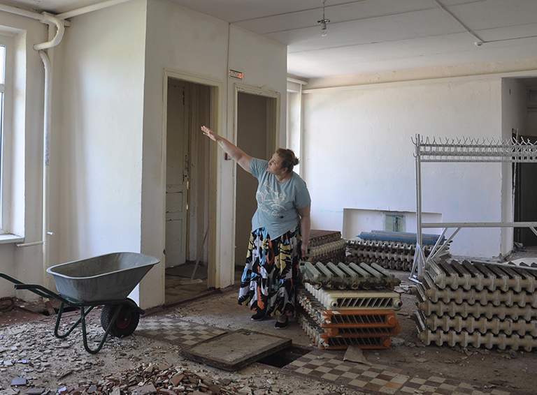 Директор железнодорожной школы Ирина Письменная рассказывает о реконструкции в здании бывших мастерских 