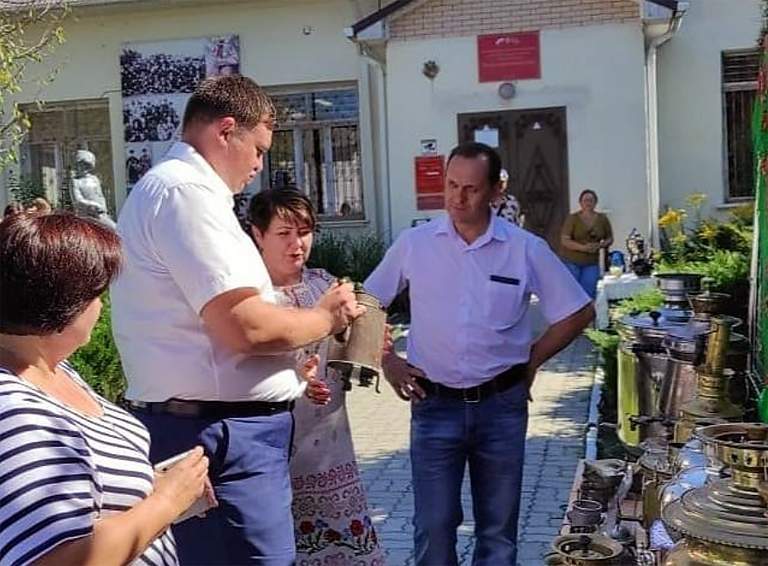 Сотрудники музея города Белореченска организовали у своих ворот выставку ко Дню образования Краснодарского края