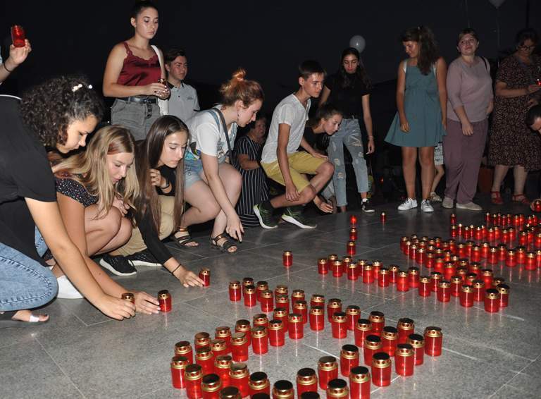 Сегодня вечером на центральной площади Белореченска поминали погибших детей Беслана