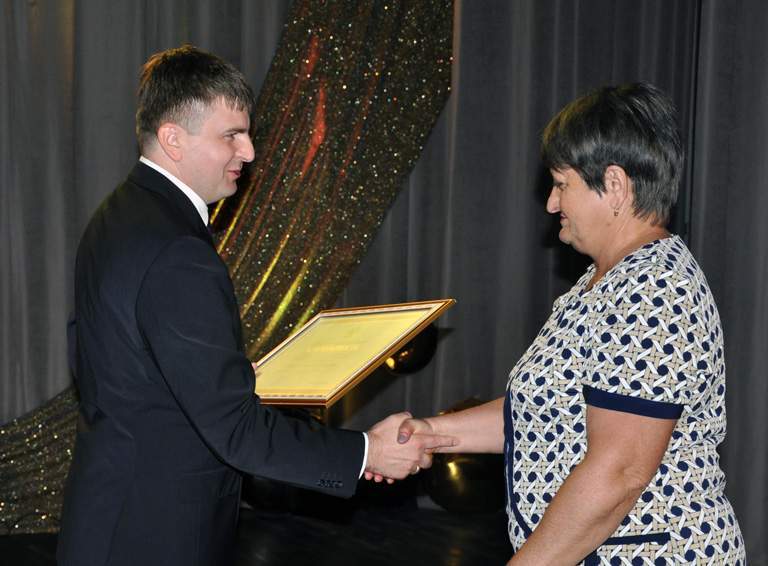 Благодарностью губернатора Кубани награждена председатель УИК избирательного участка 06-63 Светлана НАУМОВА