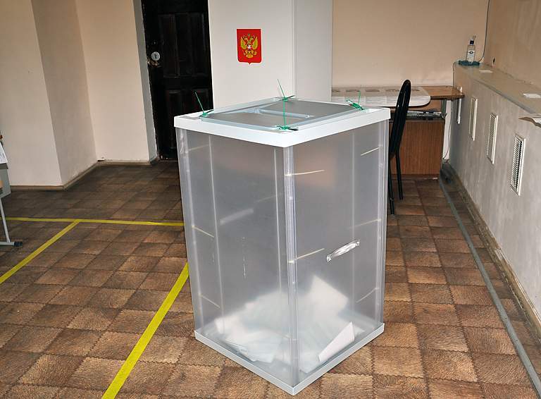 На избирательном участке 06-09 после обеда в урне белеет не один десяток бюллетеней. 