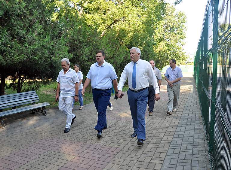 Главы района и города Александр Шаповалов и Александр Абрамов начали утро с обхода центрального парка города Белореченска