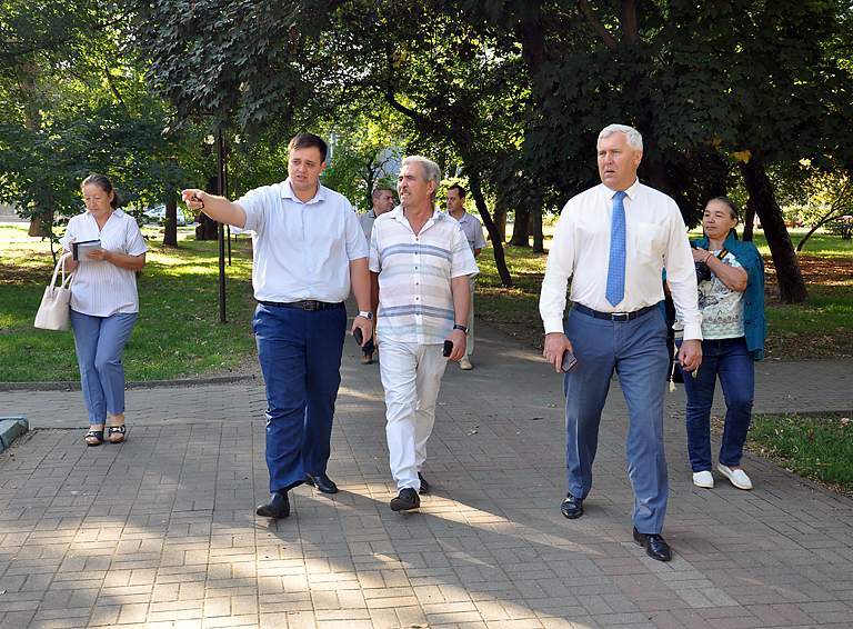 Главы района и города Александр Шаповалов и Александр Абрамов начали утро с обхода центрального парка города Белореченска