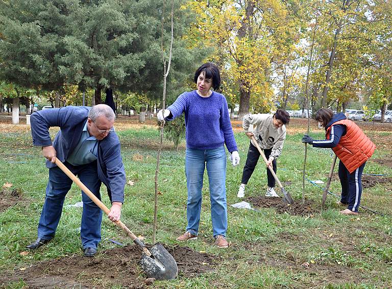 В Парке Победы Белореченска высажены 19 деревьев – по числу живых фронтовиков