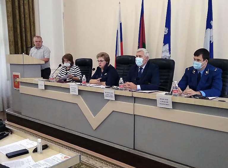 Белореченские депутаты обсудили на сессии райсовета целый спектр вопросов: от бюджета и проблем общественного транспорта до милосердия и юбилейных наград