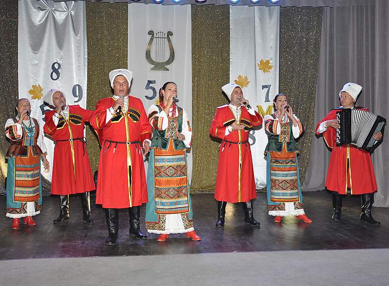 Выступает народный ансамбль «Кубанские казаки»